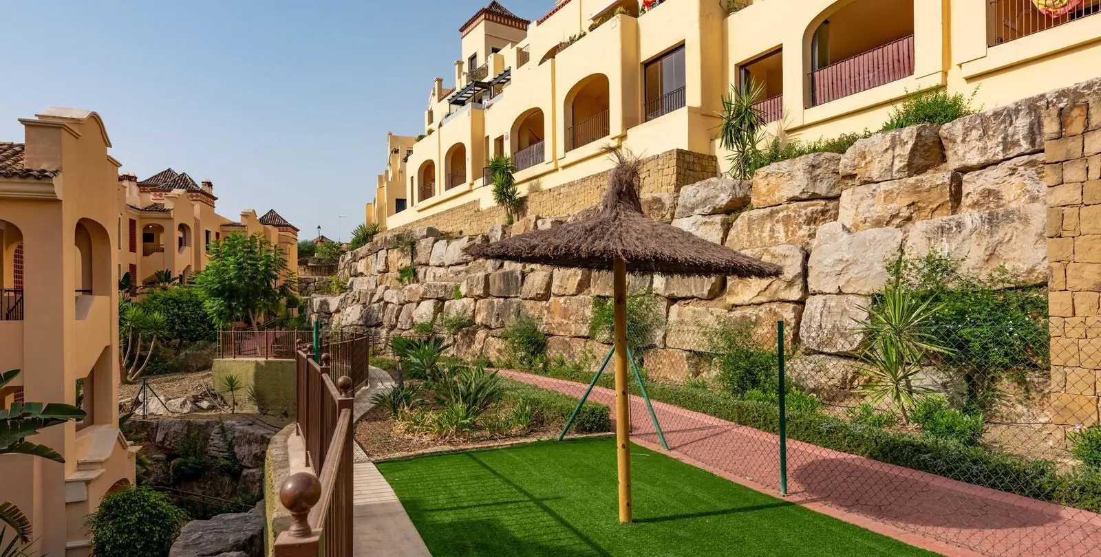 Продажа двухуровневого пентхауса в Estepona 28