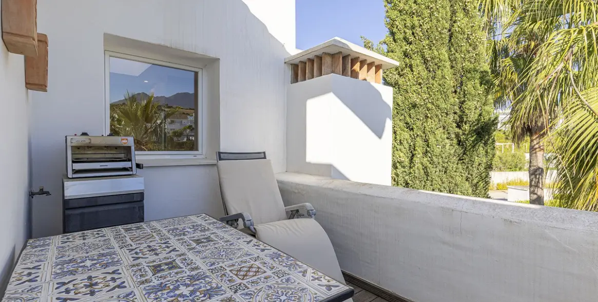 Sale of penthouse in Casares 11