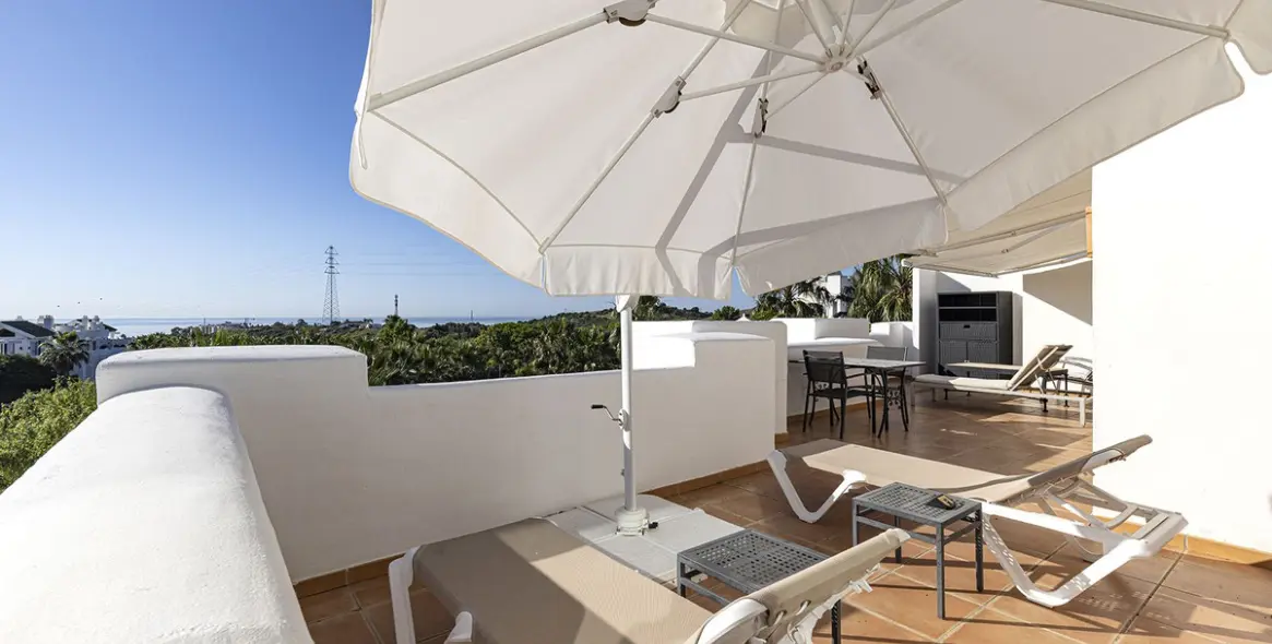 Sale of penthouse in Casares 12