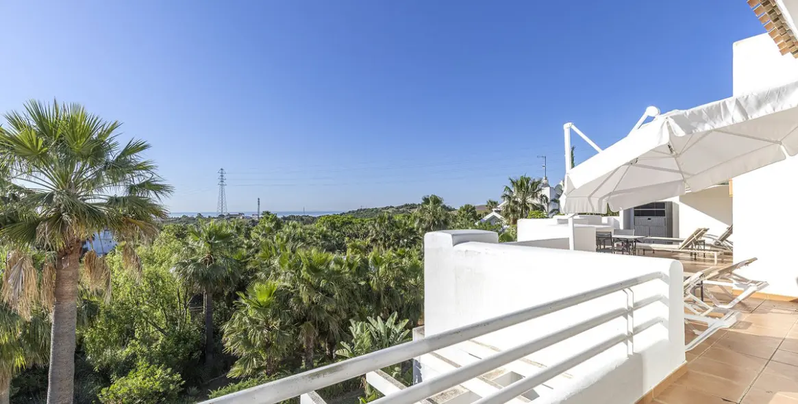 Sale of penthouse in Casares 14
