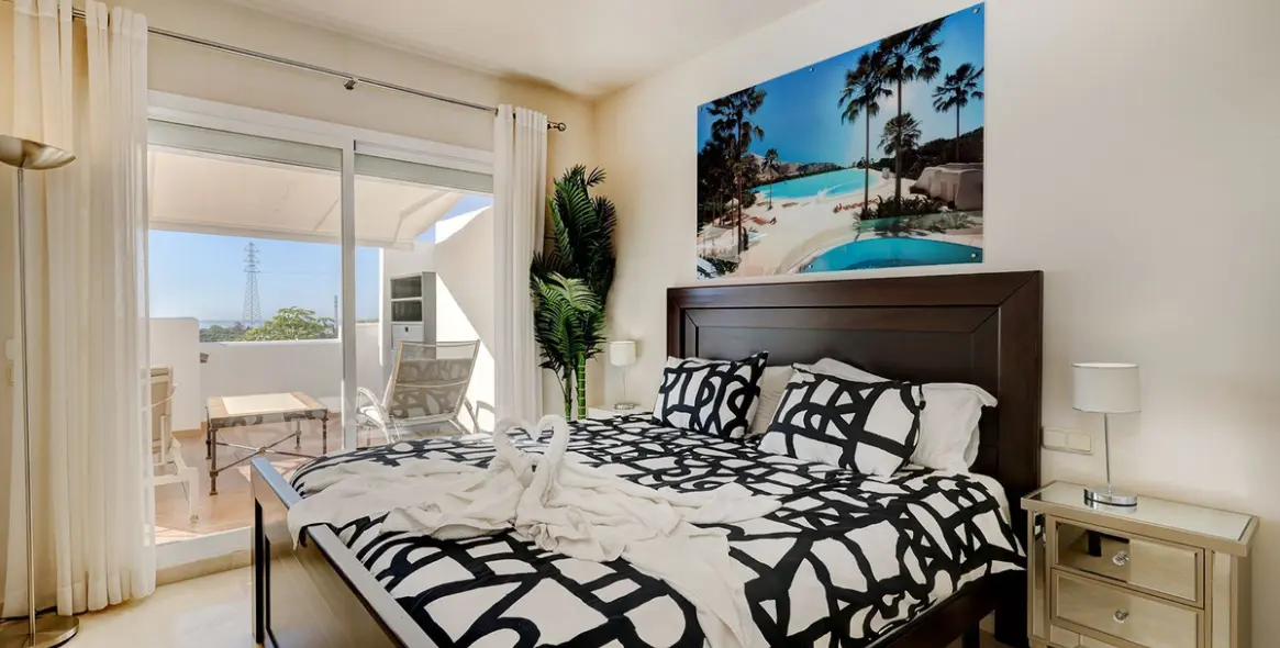 Sale of penthouse in Casares 22