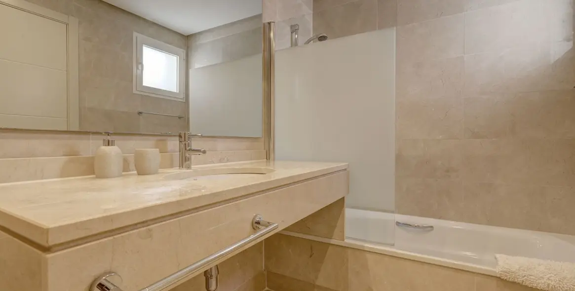 Sale of penthouse in Casares 24