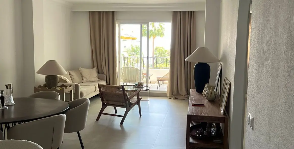 Продажа апартаментов на среднем этаже в The Golden Mile 5