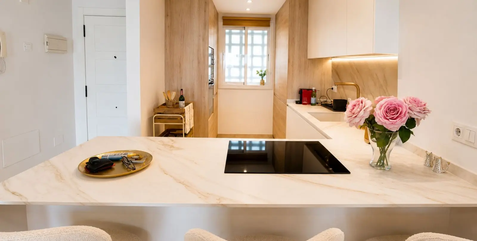 Продажа апартаментов на среднем этаже в The Golden Mile 7
