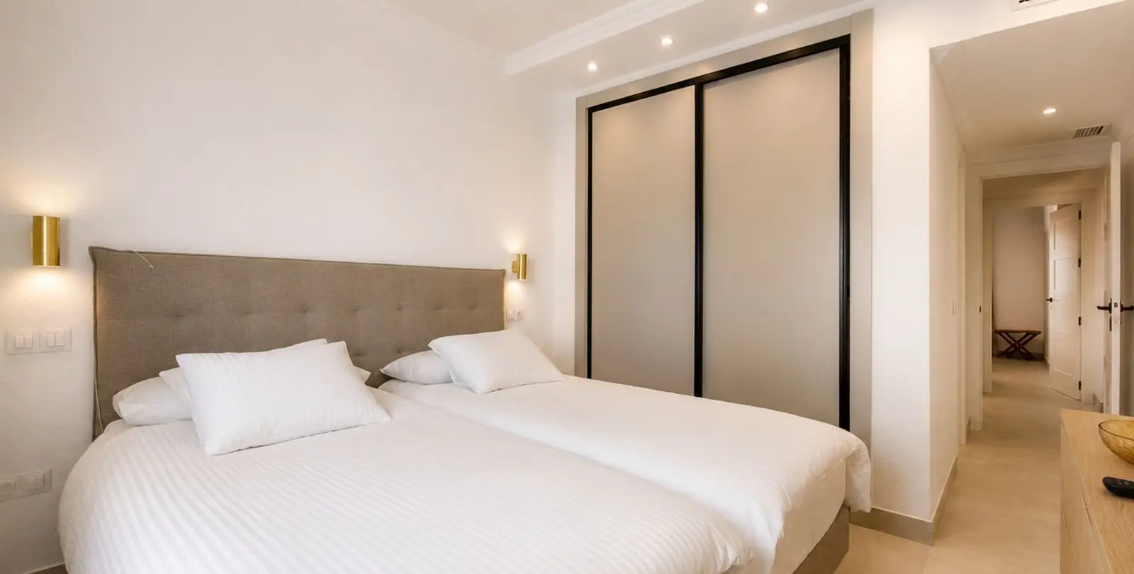 Продажа апартаментов на среднем этаже в The Golden Mile 12