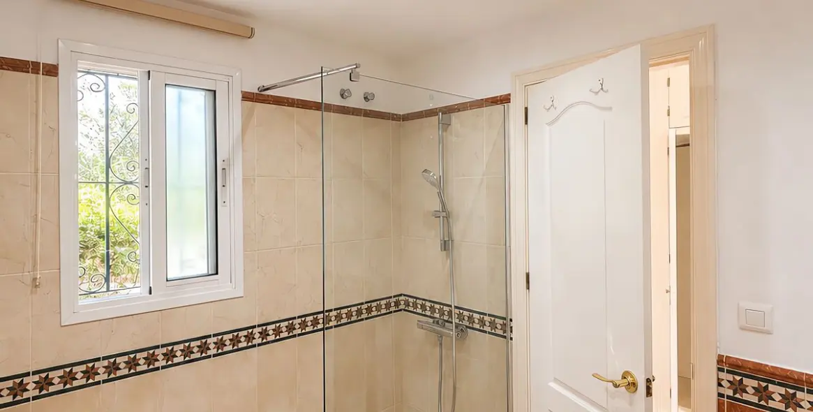 Sale of ground floor apartment in Estepona 11