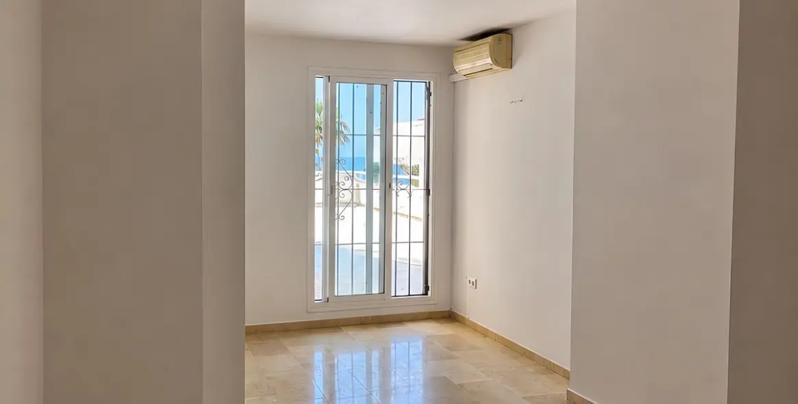 Sale of ground floor apartment in Estepona 12