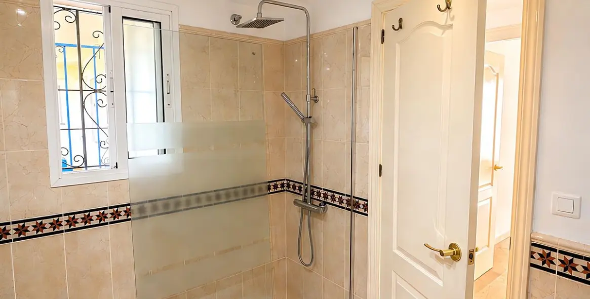 Sale of ground floor apartment in Estepona 14