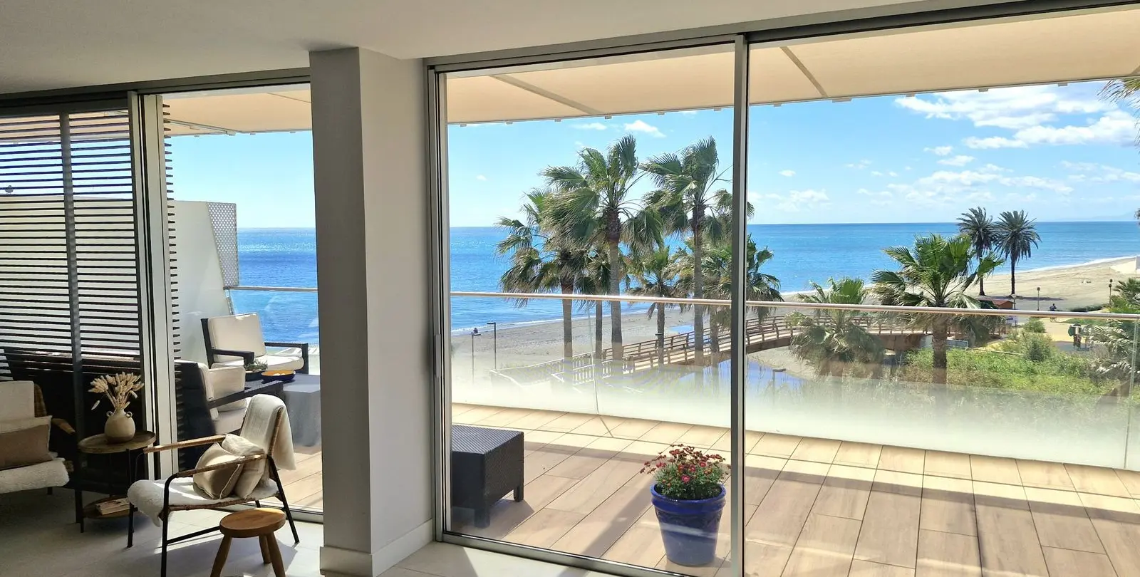 Venta de apartamento en planta media en Estepona 1