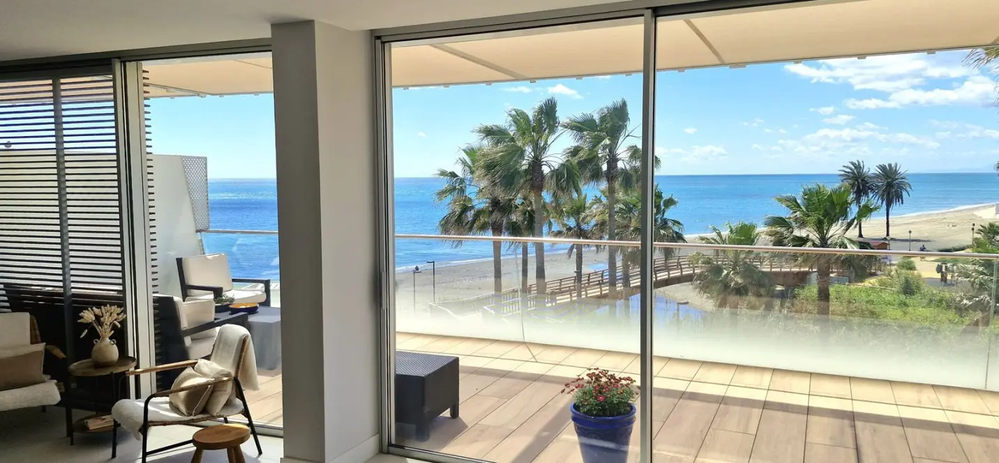 Venta de apartamento en planta media en Estepona 0