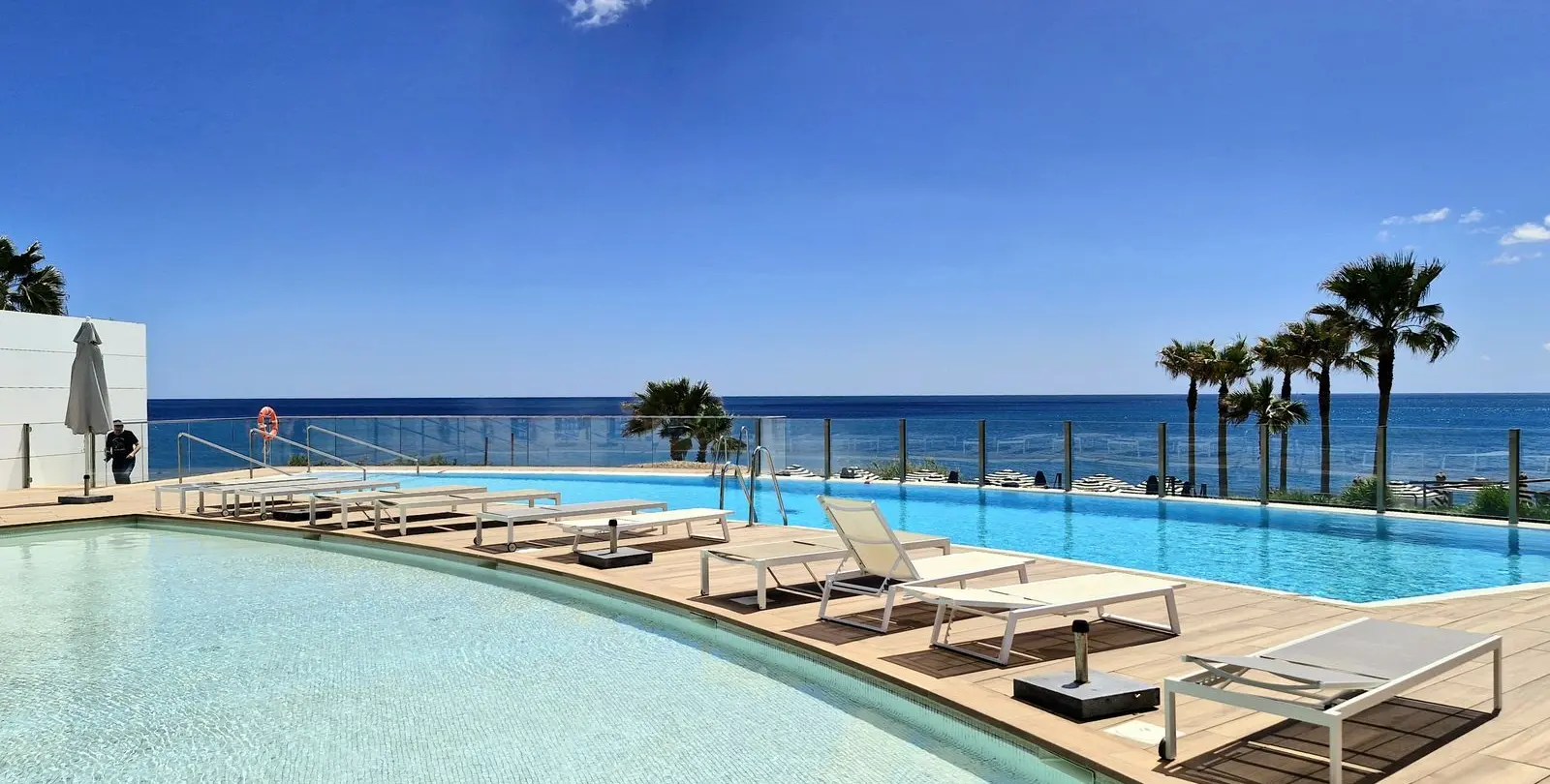 Venta de apartamento en planta media en Estepona 2