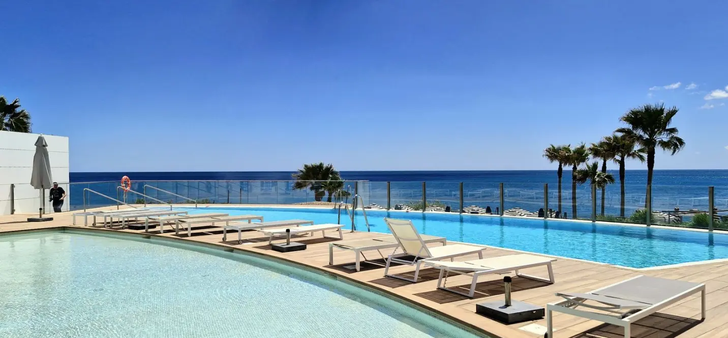 Venta de apartamento en planta media en Estepona 1