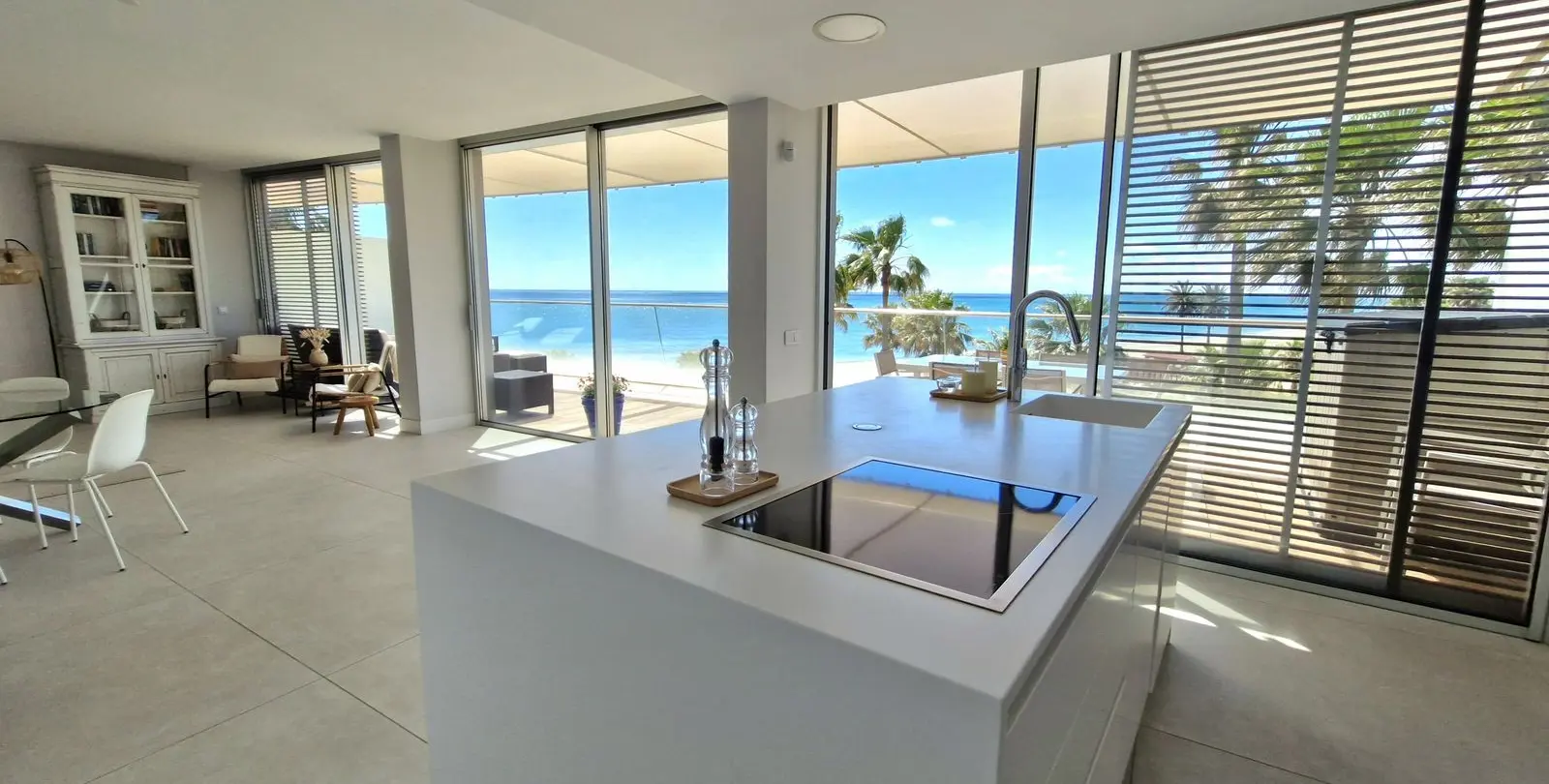 Venta de apartamento en planta media en Estepona 3