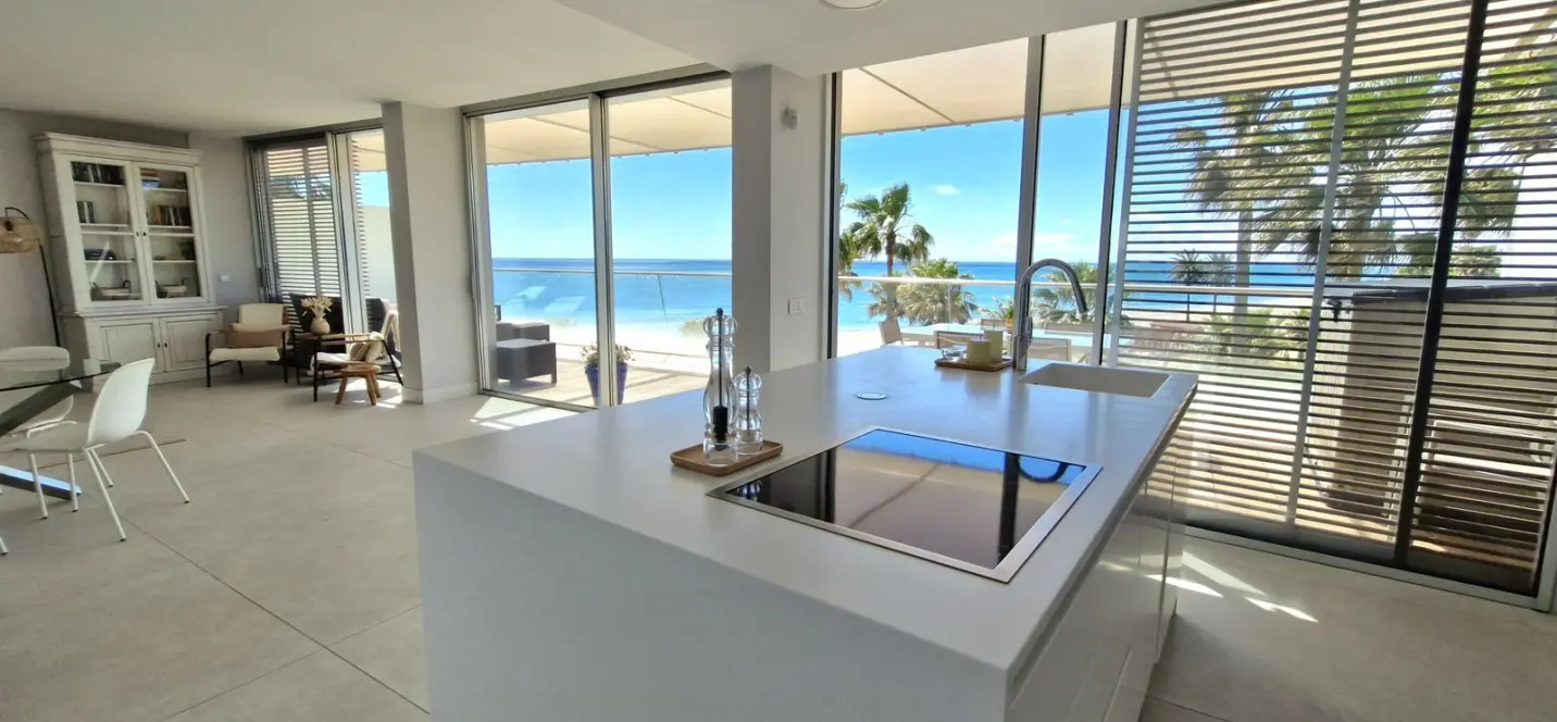 Venta de apartamento en planta media en Estepona 2