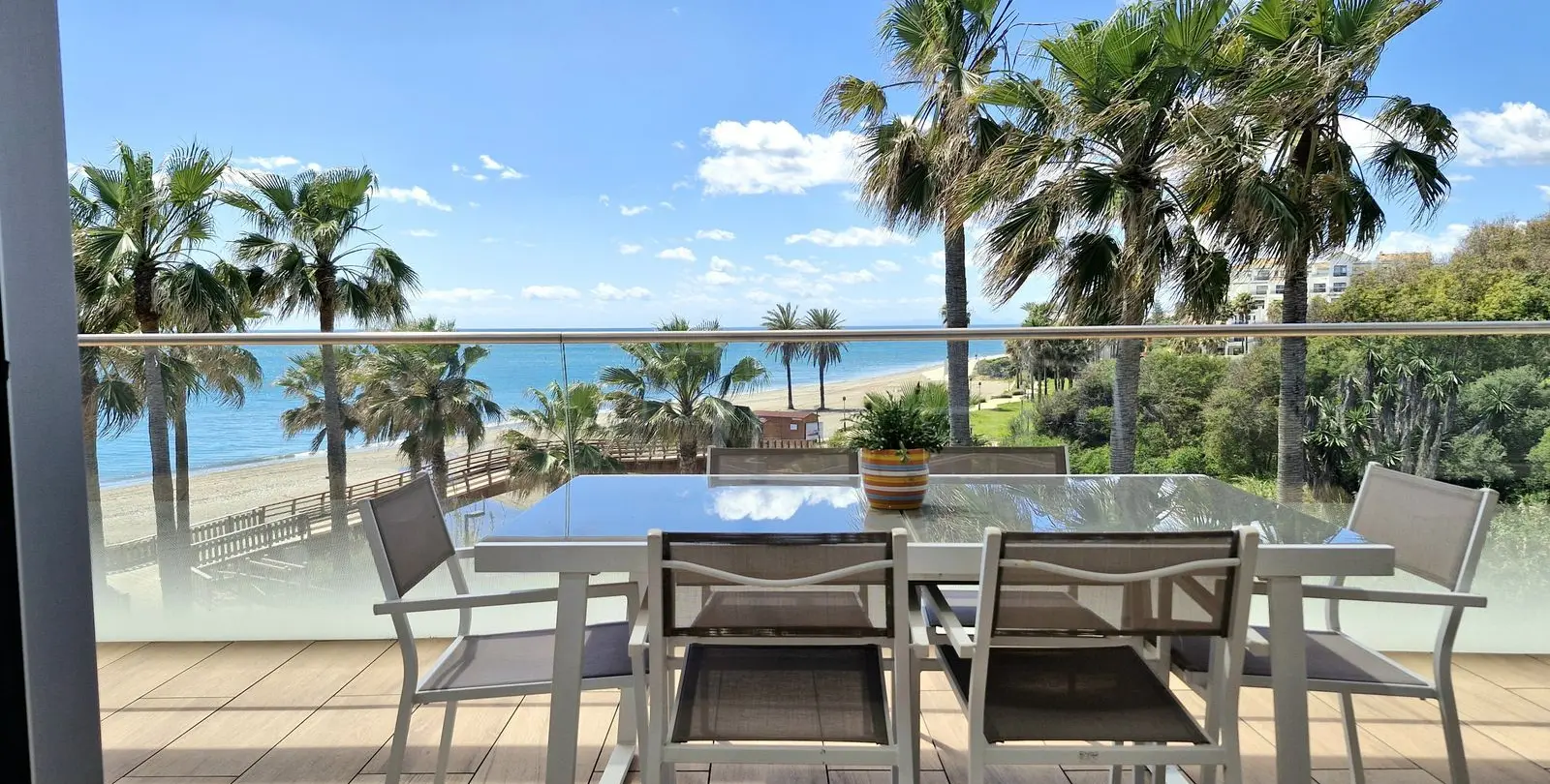 Venta de apartamento en planta media en Estepona 4