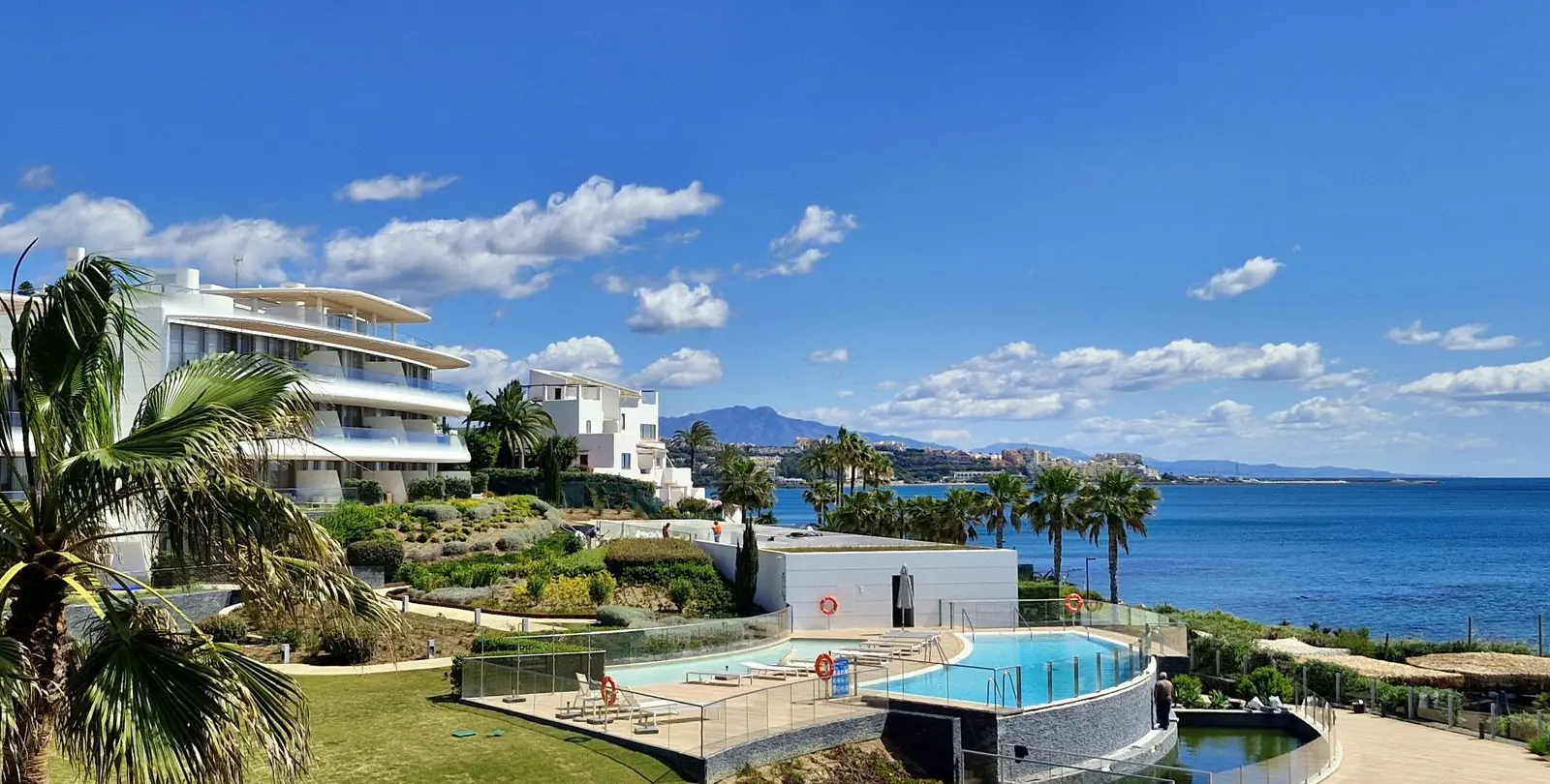 Venta de apartamento en planta media en Estepona 5