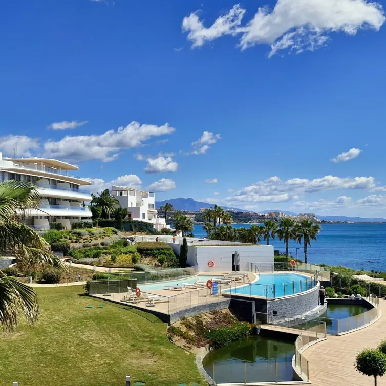 Venta de apartamento en planta media en Estepona