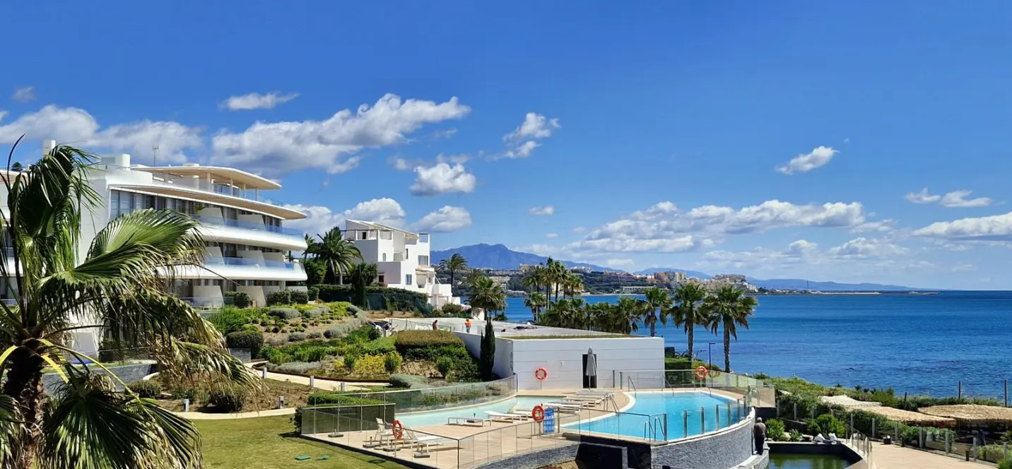 Venta de apartamento en planta media en Estepona 4