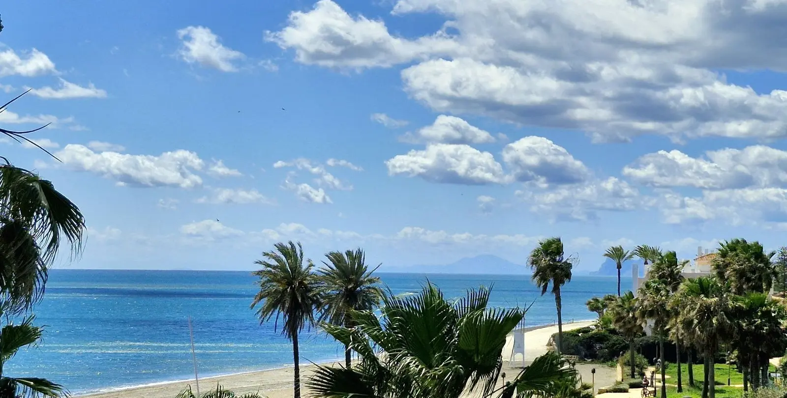 Venta de apartamento en planta media en Estepona 16