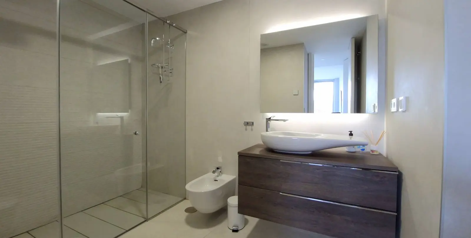 Venta de apartamento en planta media en Estepona 18
