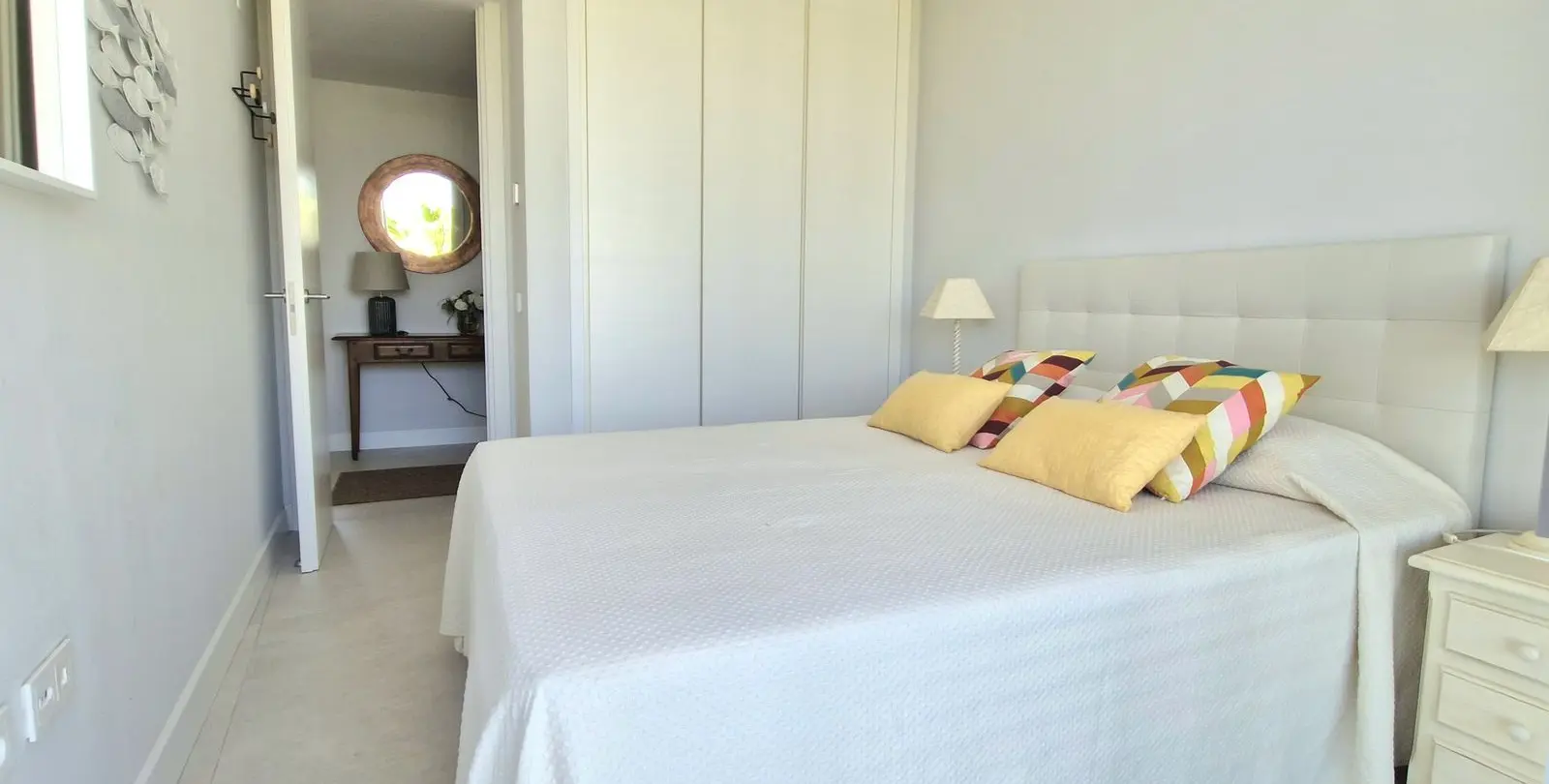 Venta de apartamento en planta media en Estepona 19