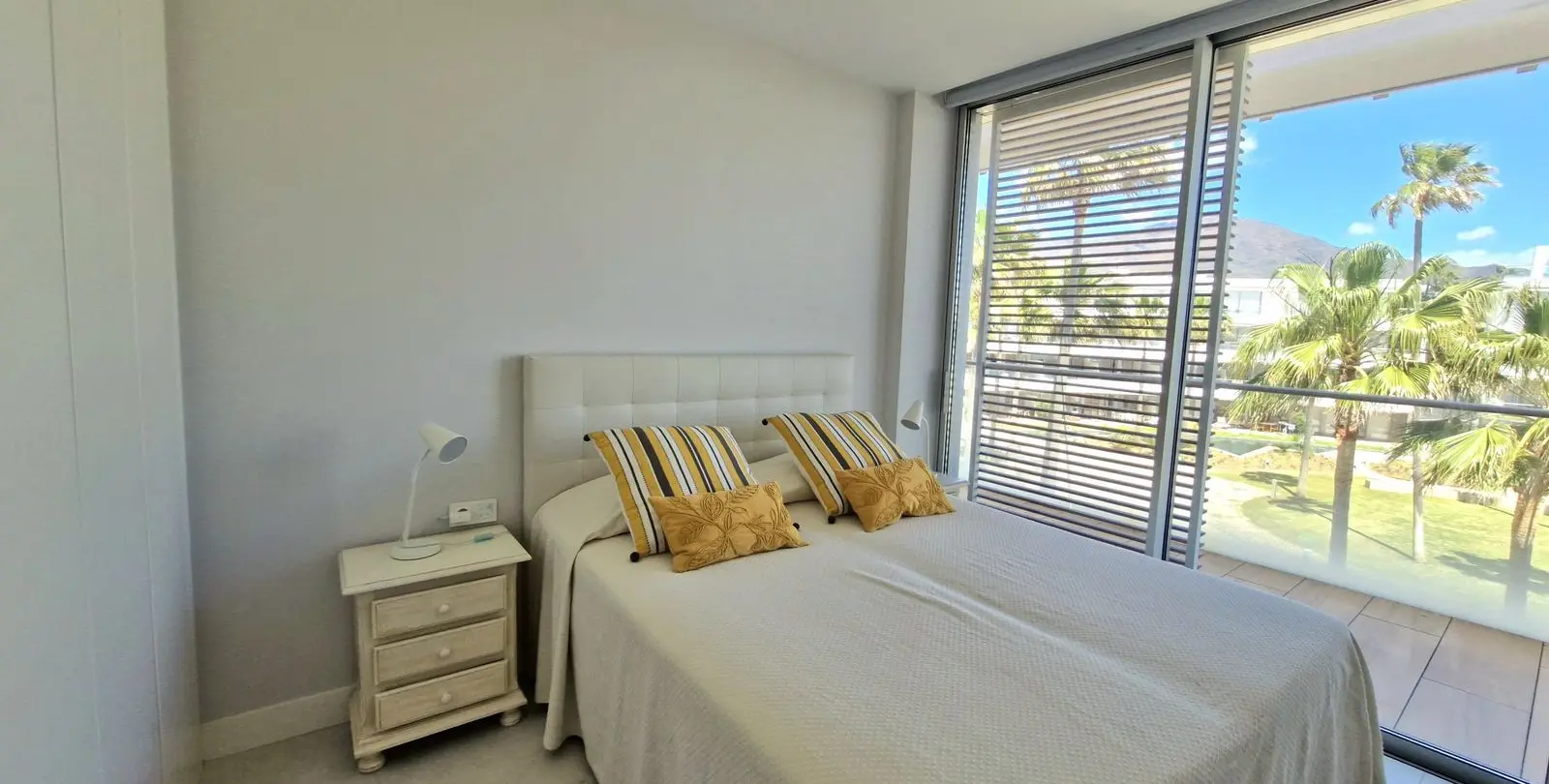 Venta de apartamento en planta media en Estepona 21