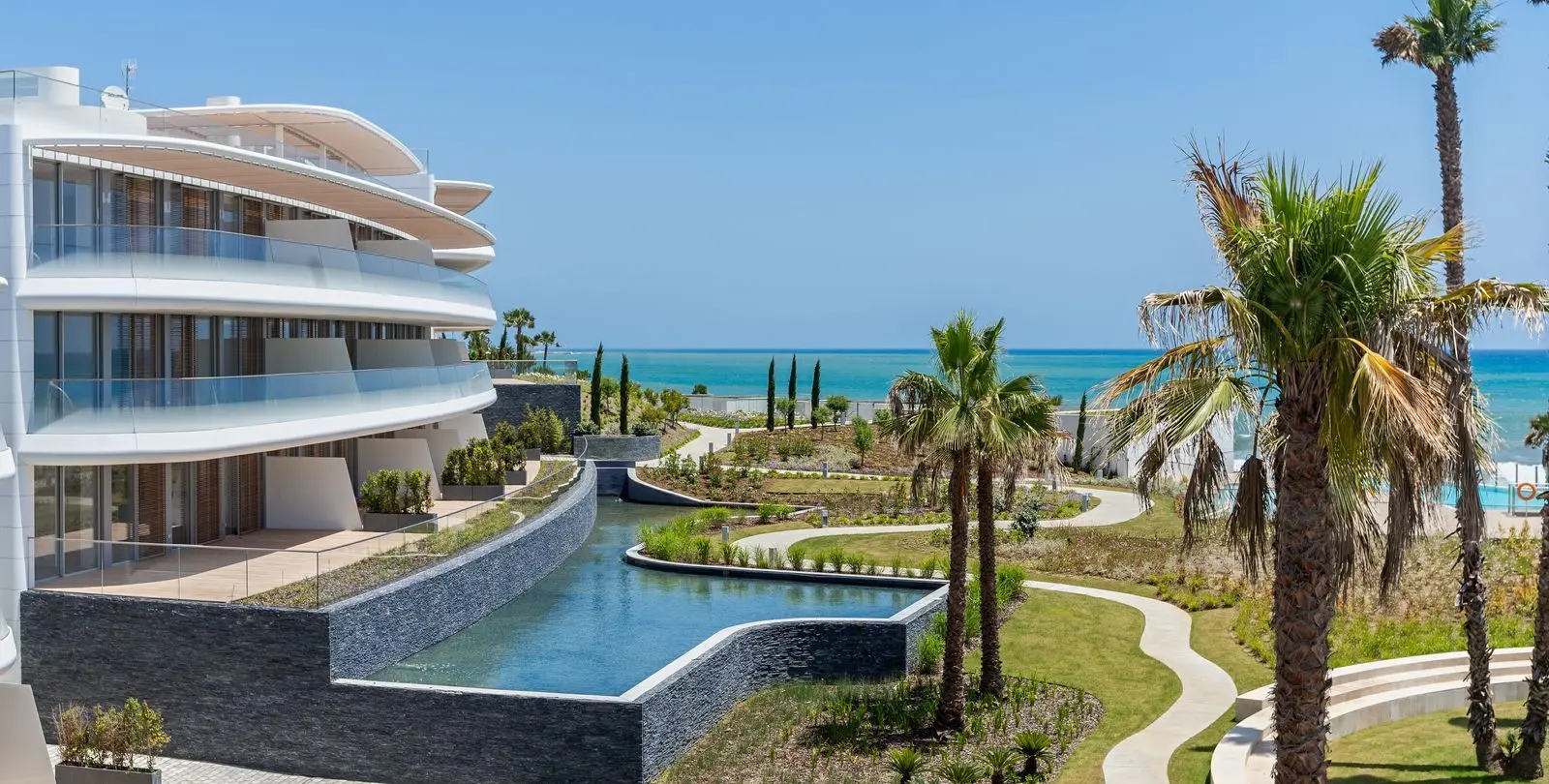 Venta de apartamento en planta media en Estepona 22