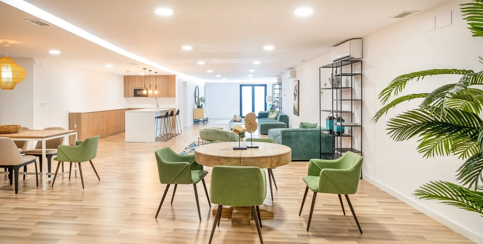 Venta de apartamento en planta media en Estepona 25