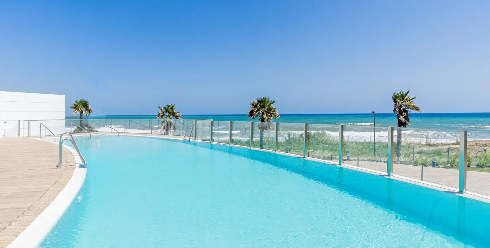 Venta de apartamento en planta media en Estepona 26