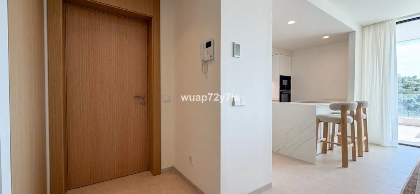 Venta de apartamento en planta media en La Quinta 2