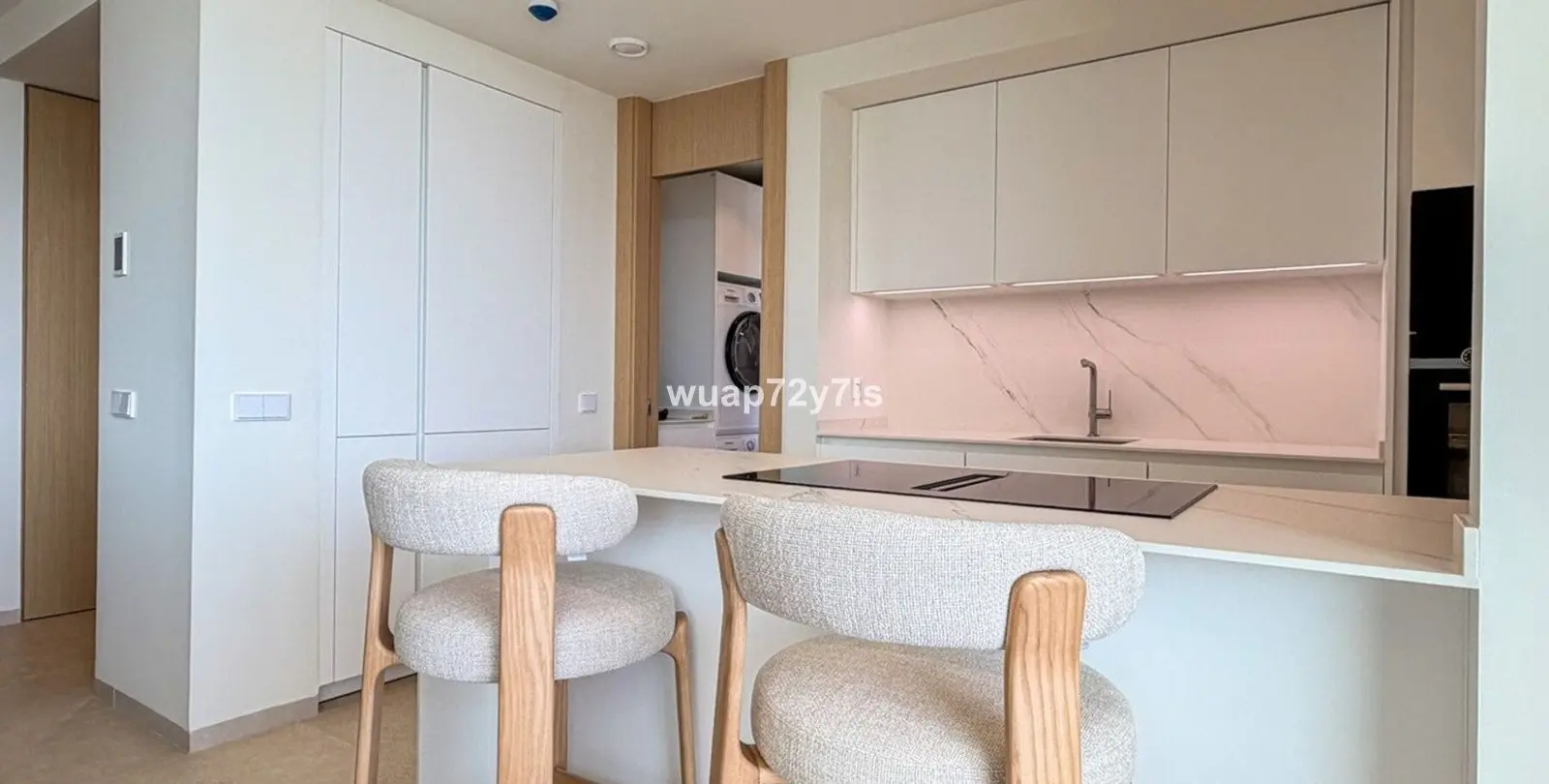 Venta de apartamento en planta media en La Quinta 11