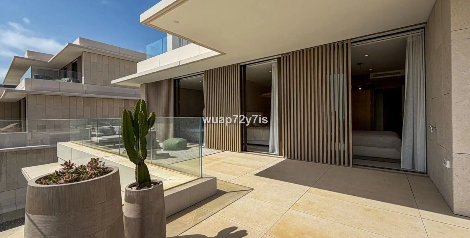 Venta de apartamento en planta media en La Quinta 15