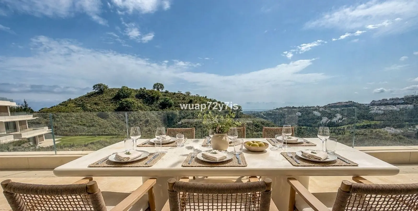 Venta de apartamento en planta media en La Quinta 16