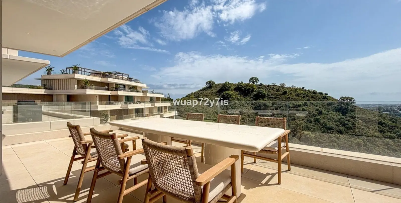 Venta de apartamento en planta media en La Quinta 18