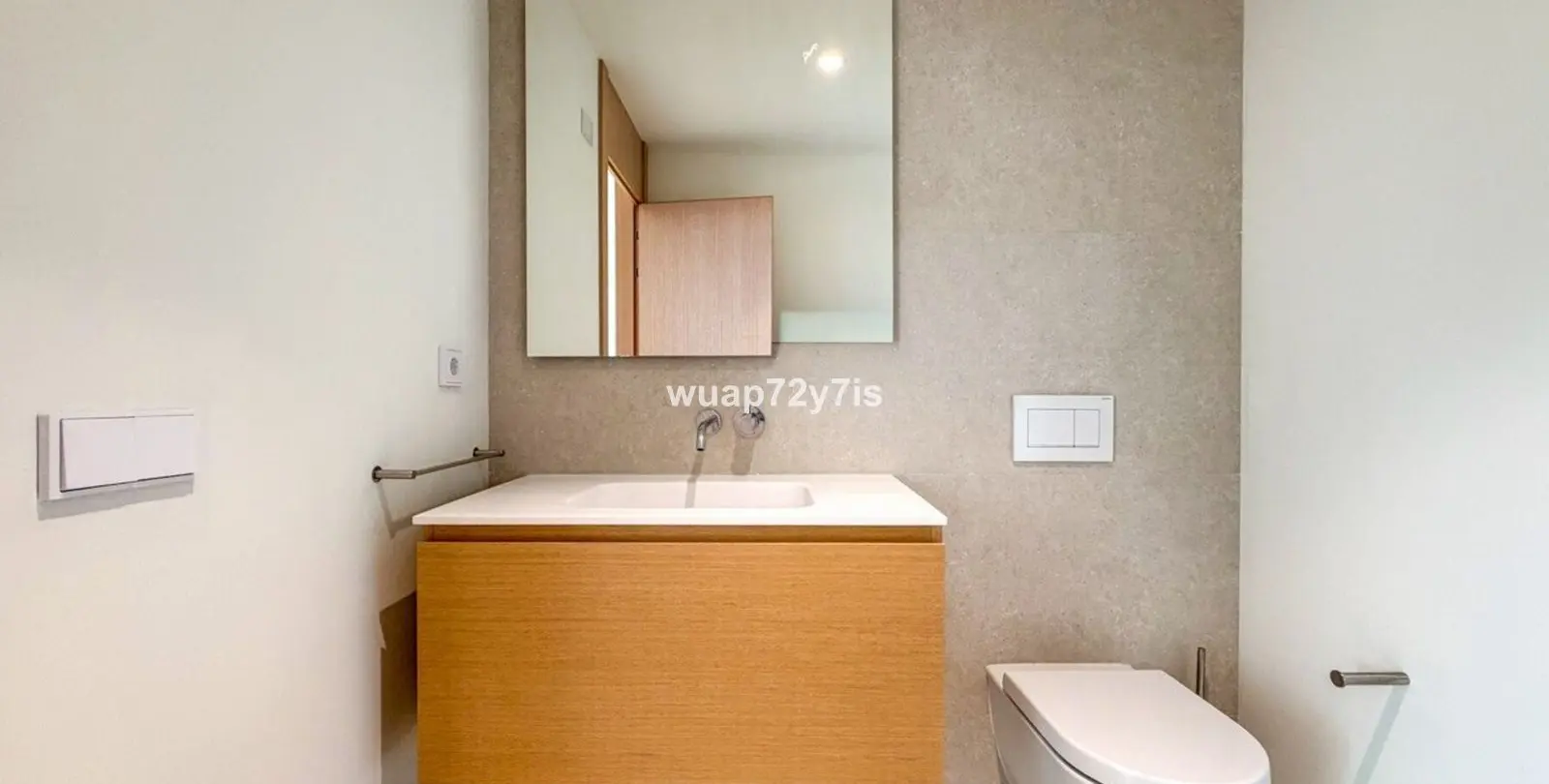 Venta de apartamento en planta media en La Quinta 30