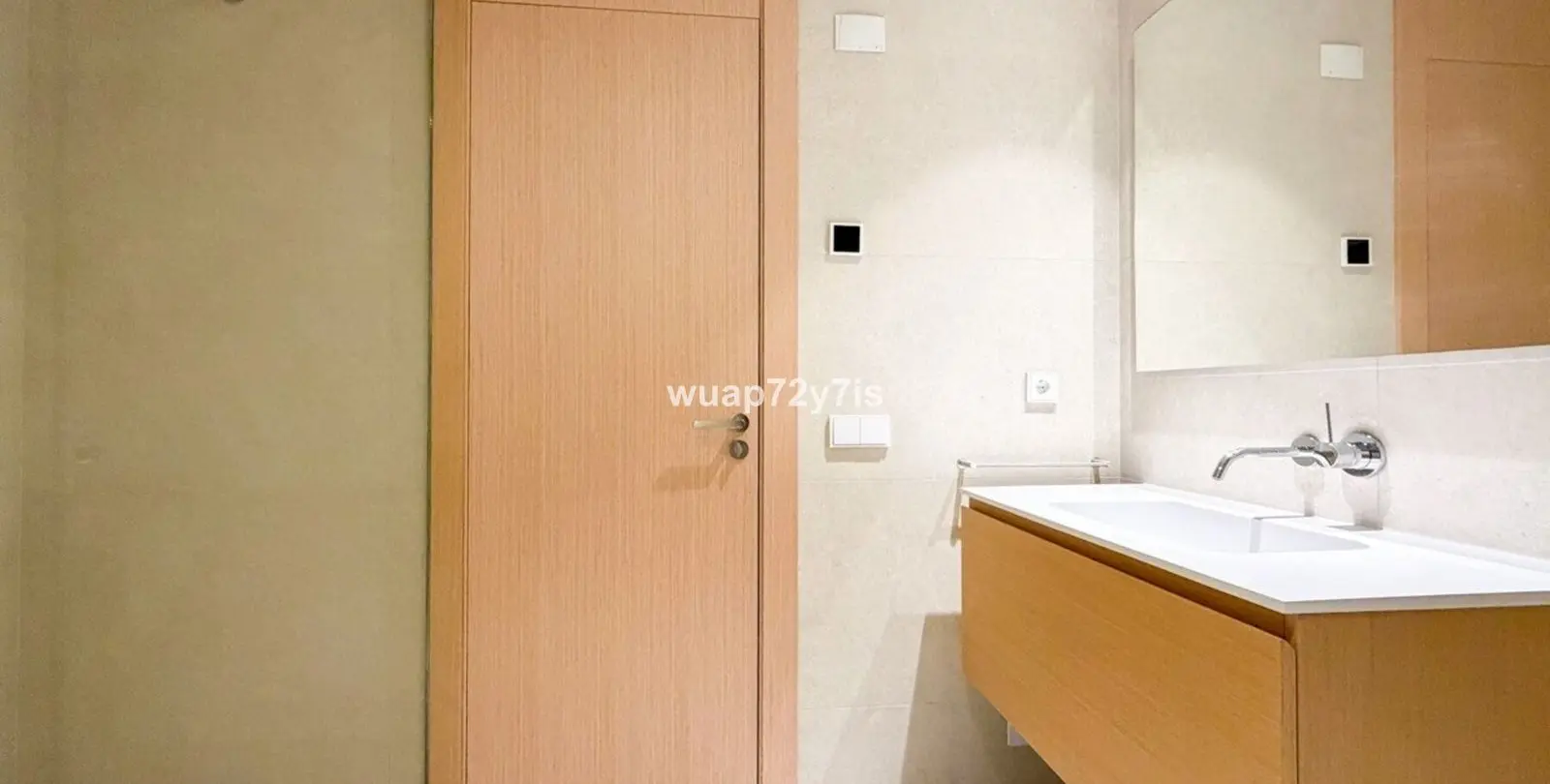 Venta de apartamento en planta media en La Quinta 31