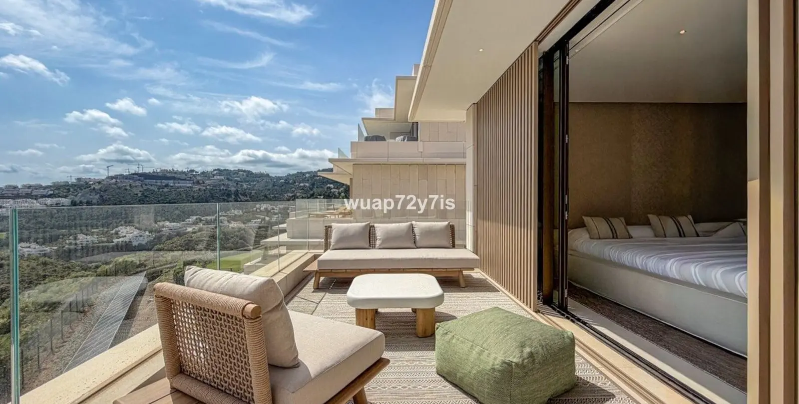 Venta de apartamento en planta media en La Quinta 38