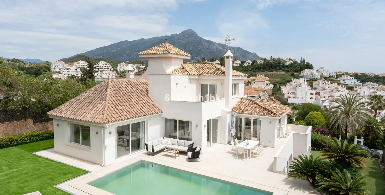 Sale of detached villa in Marbella 1