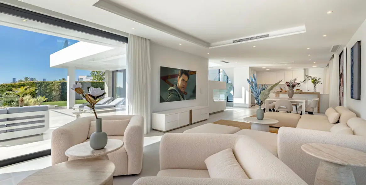 Sale of detached villa in El Paraiso 2
