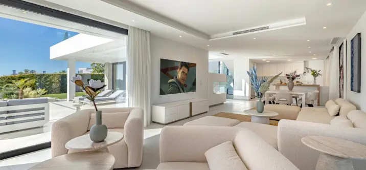 Sale of detached villa in El Paraiso 1