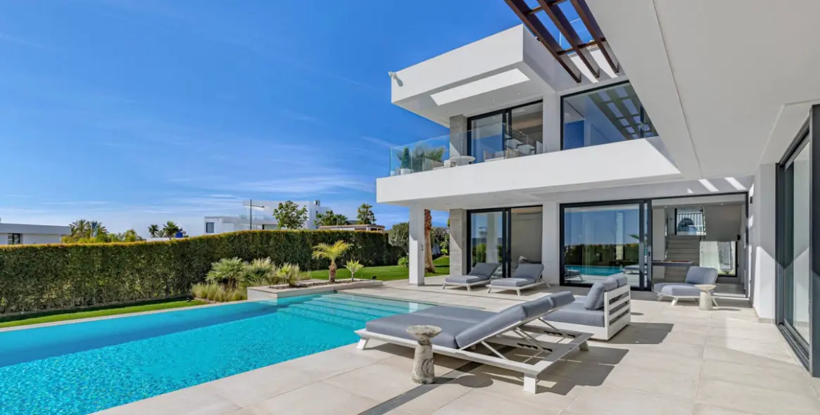 Sale of detached villa in El Paraiso 3