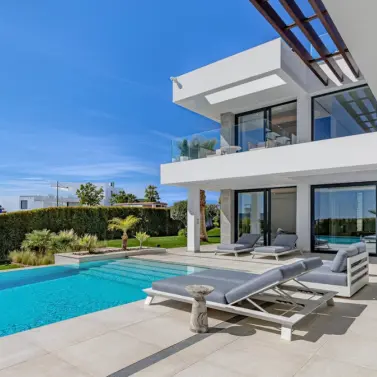 Sale of detached villa in El Paraiso
