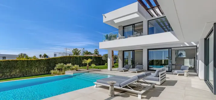 Sale of detached villa in El Paraiso 2