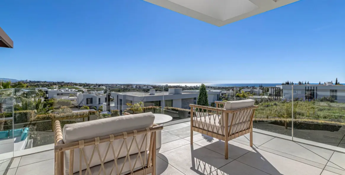 Sale of detached villa in El Paraiso 6