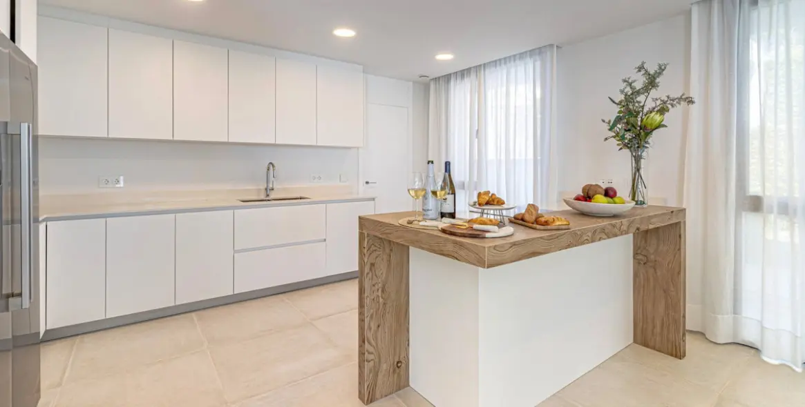 Sale of detached villa in El Paraiso 8