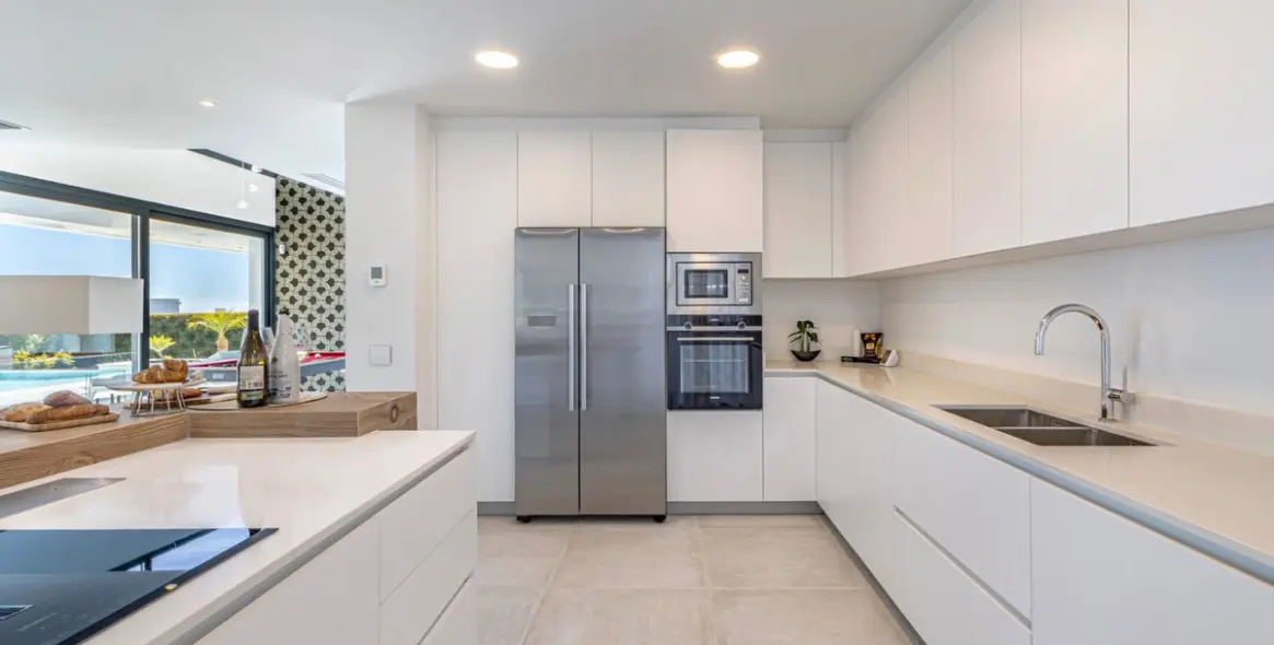 Sale of detached villa in El Paraiso 9