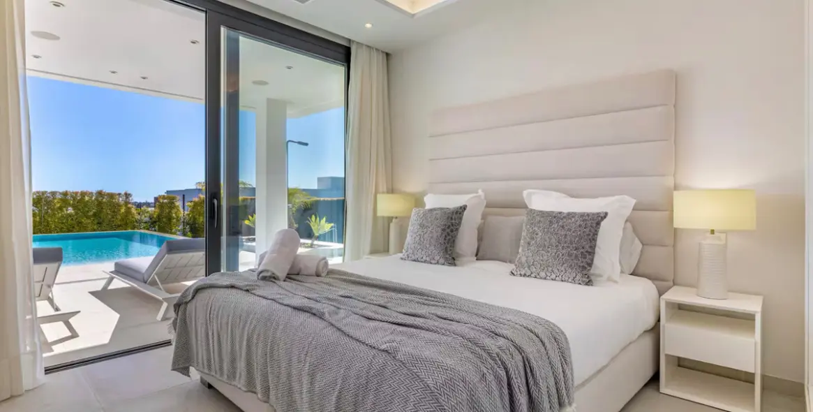 Sale of detached villa in El Paraiso 11