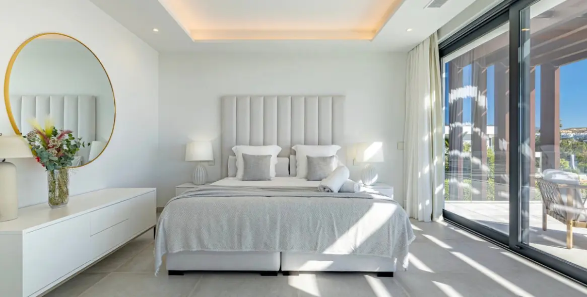 Sale of detached villa in El Paraiso 12