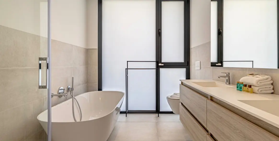 Sale of detached villa in El Paraiso 14