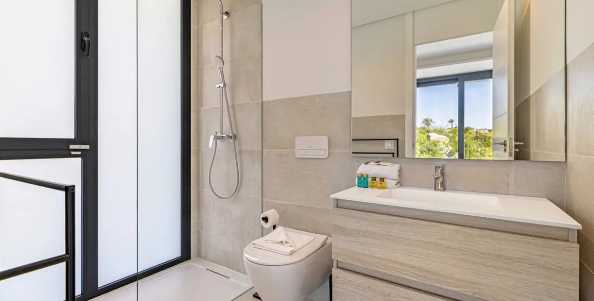 Sale of detached villa in El Paraiso 15